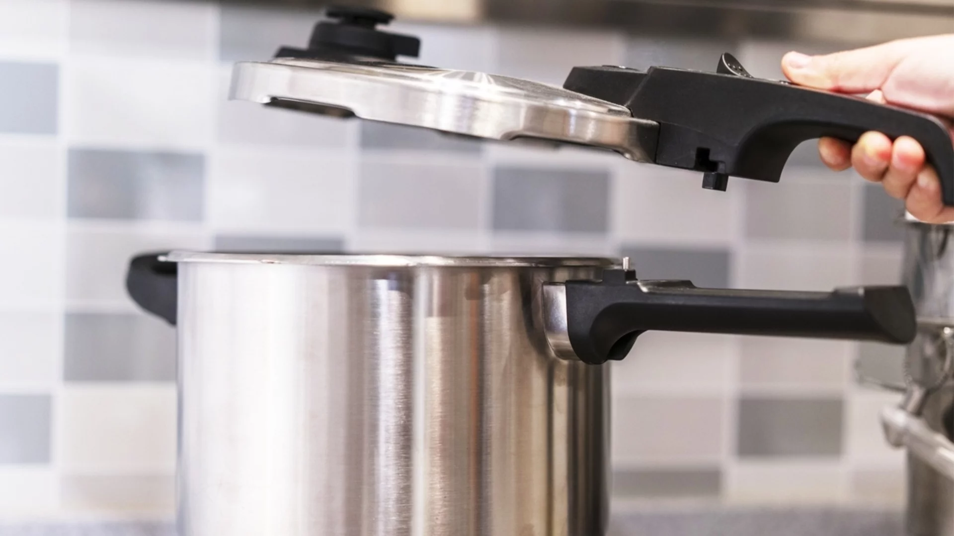 Как лесно да почистите съдовете от неръждаема стомана без химия