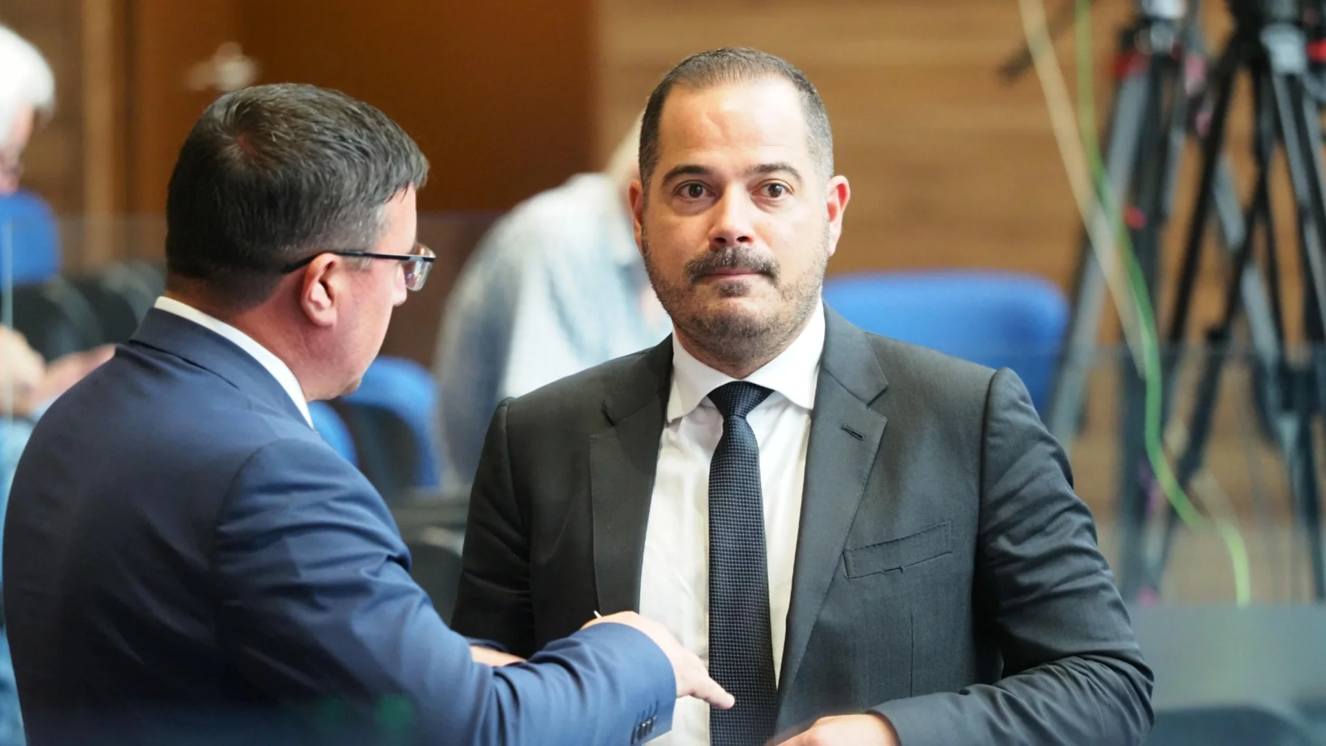 Нова атака: Радев оставил "Шкодата" за сметка на чисто нови скъпи джипове, твърди Калин Стоянов (ВИДЕО)