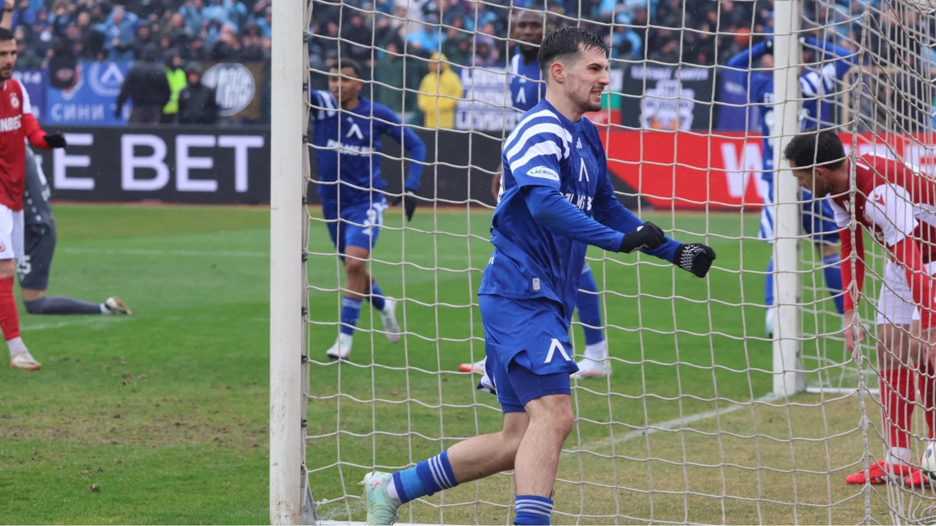 Левски е в задънена улица: Редица клубове следят Марин Петков, но на „Герена“ няма нито една оферта за него