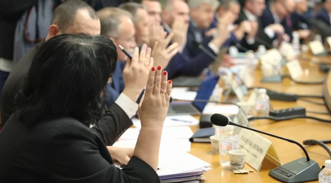 На комисия: Приеха вдигането на минималната заплата и по-високата пенсионна вноска