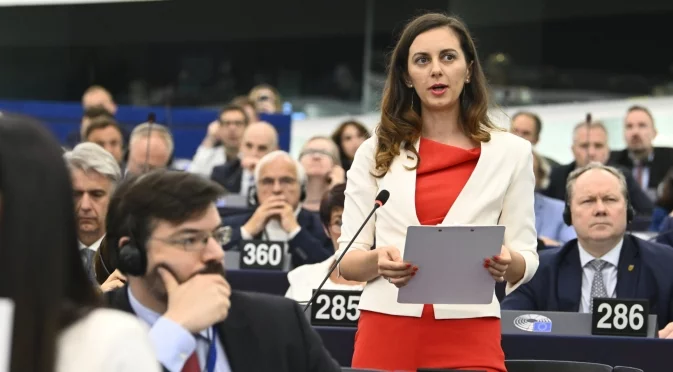 ЕС конфискува ли Ви заплатата: Разказ как евродепутат от "Възраждане" опита да спре завинаги въпроси за пропагандата си