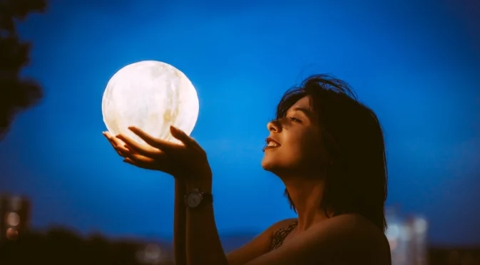 Хороскоп за утре, 20 ноември: Девите ще се възродят под новолунието, а Лъвовете ще позагубят от блясъка си