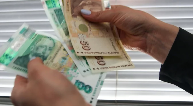 Новият бюджет тегли ножа на икономиката: Финансист за заплатите в държавния и частния сектор