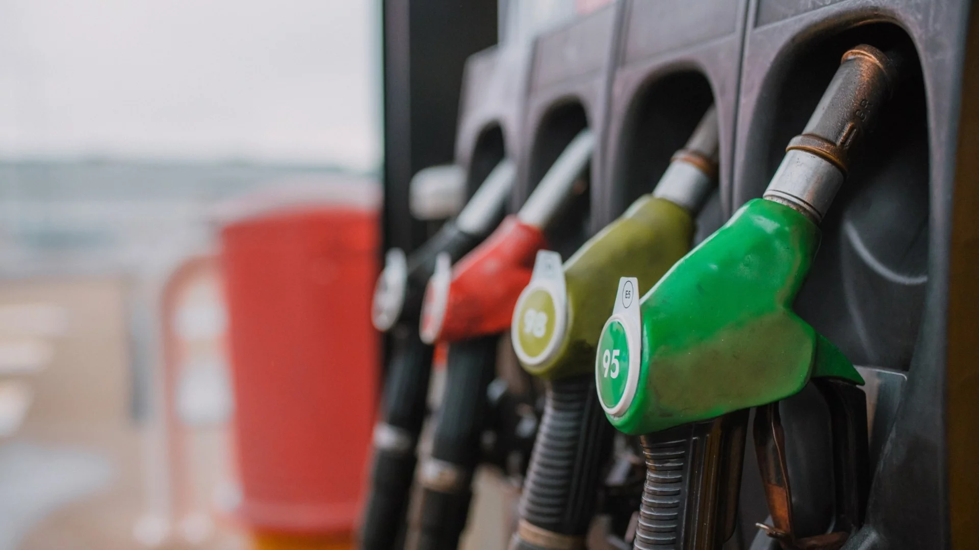 Колко плащаме за гориво в България и на Балканите: Телевизионна проверка 