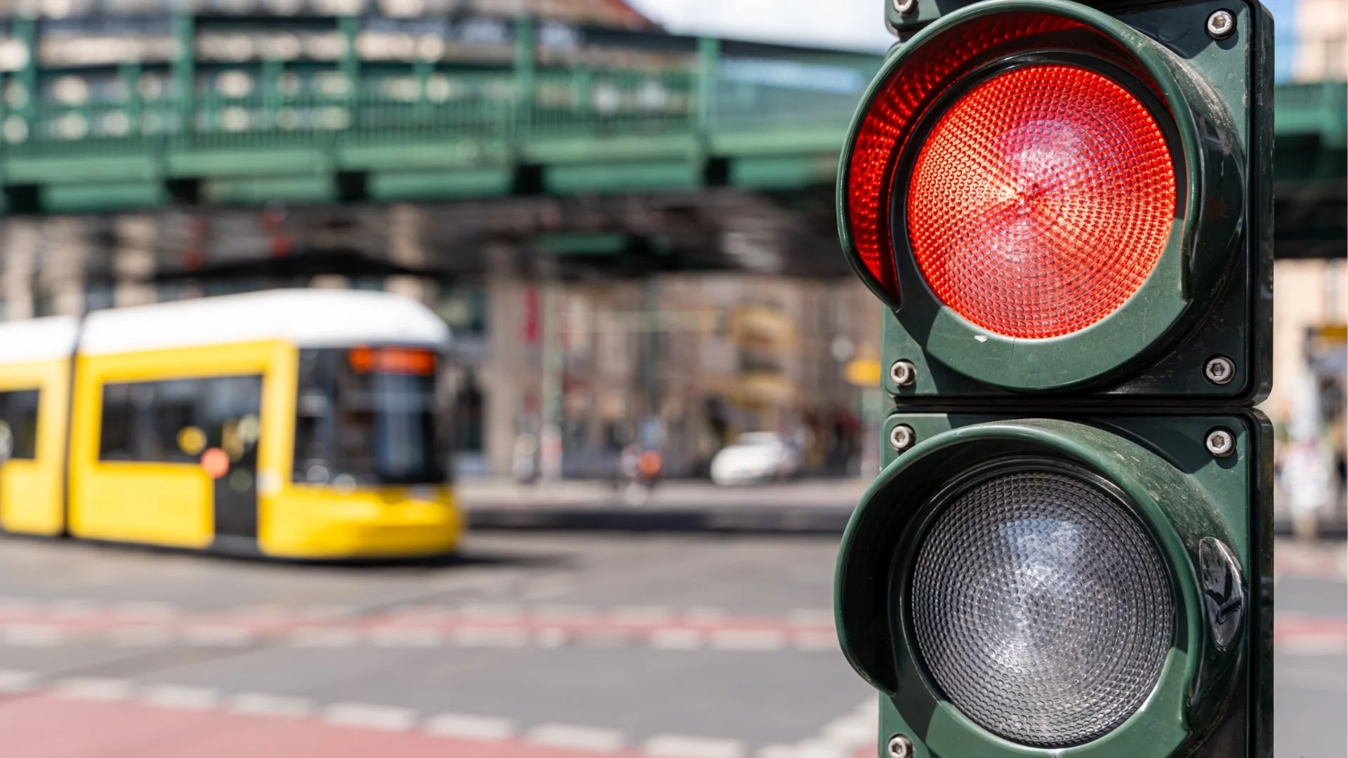 Грешка при спиране на светофар убива автомобила