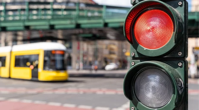 Грешка при спиране на светофар убива автомобила