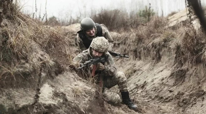 Войници се крият по 60-165 дни в дупки и пълзят по 5 км, за да бъдат превързани: До какво доведоха дроновете