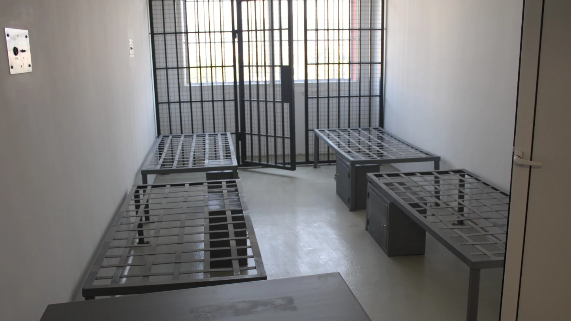 Скандал с ареста във Варна: Задържани надзиратели, намерени таблетки, игли, спринцовки