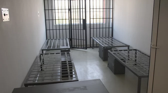 Скандал с ареста във Варна: Задържани надзиратели, намерени таблетки, игли, спринцовки