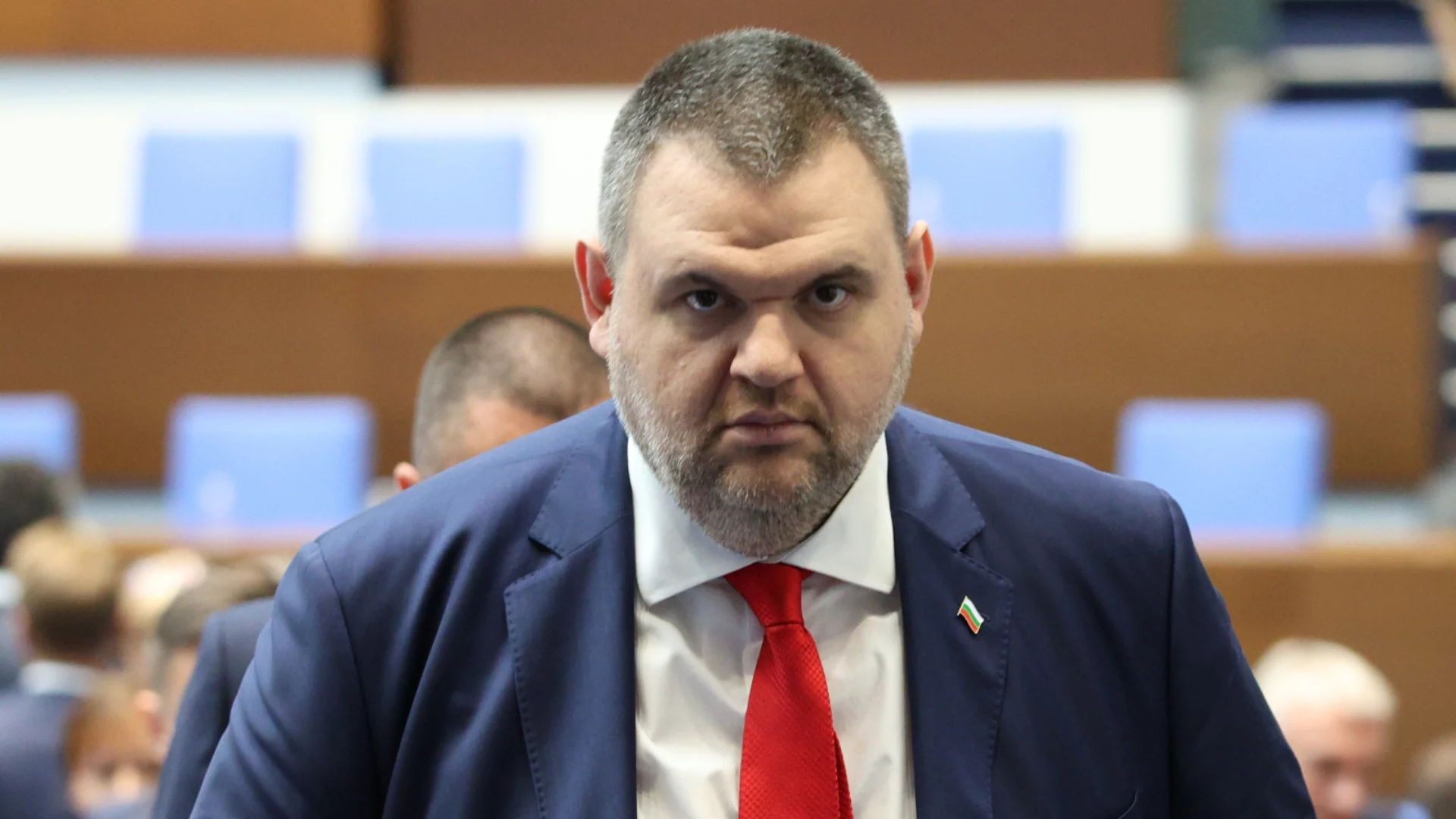 Замразете си заплатата, дайте пример: Сабрутев отговори, че това е популизъм като на Пеевски