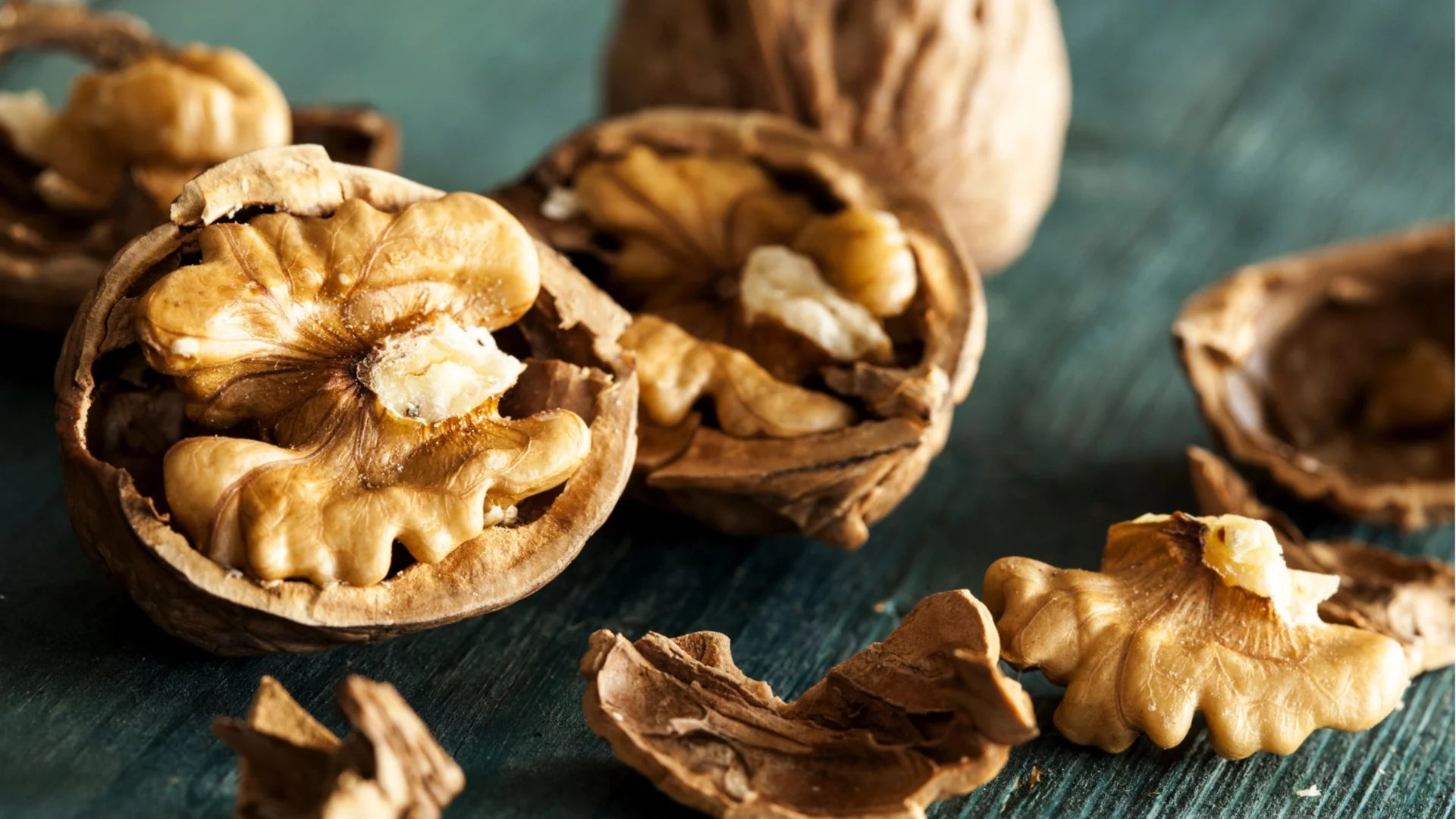 Защо орехите почерняват - ето какво се крие вътре