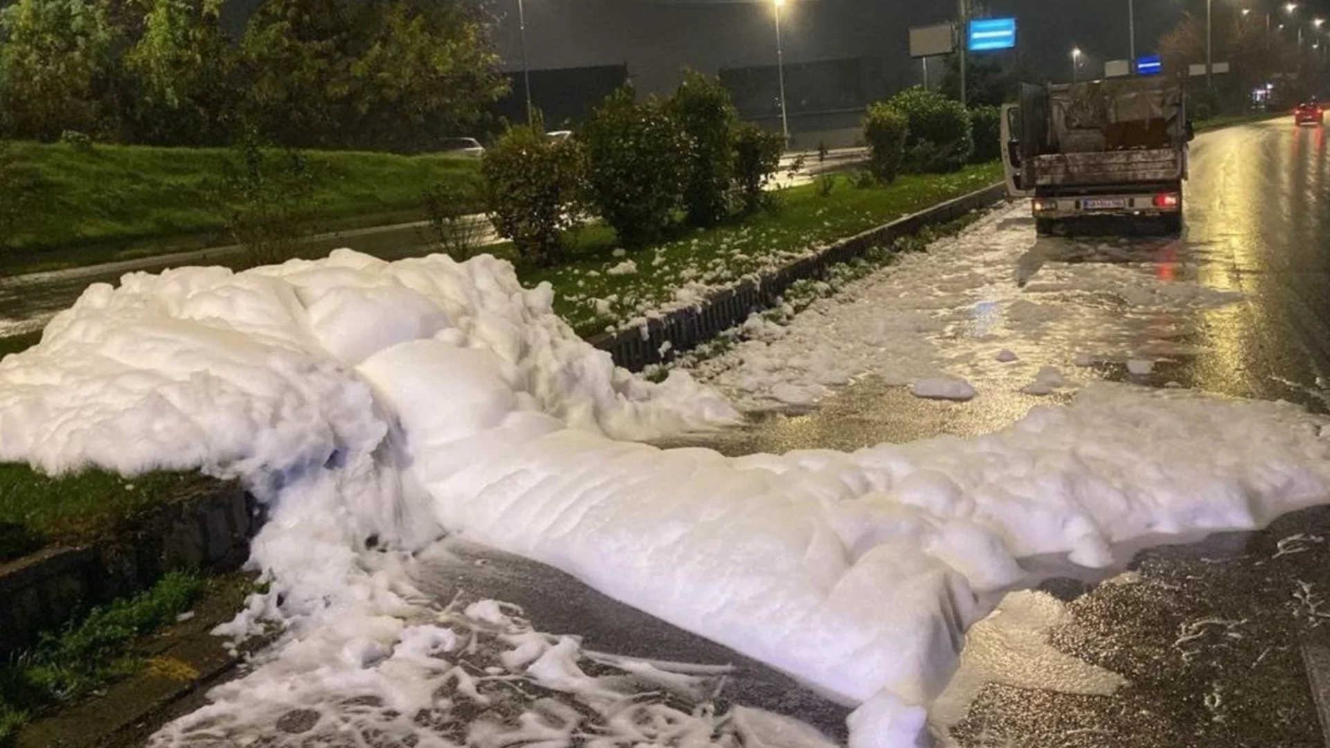 Просто изби от шахтата: Мистериозно изтичане на пяна в Скопие (СНИМКА)