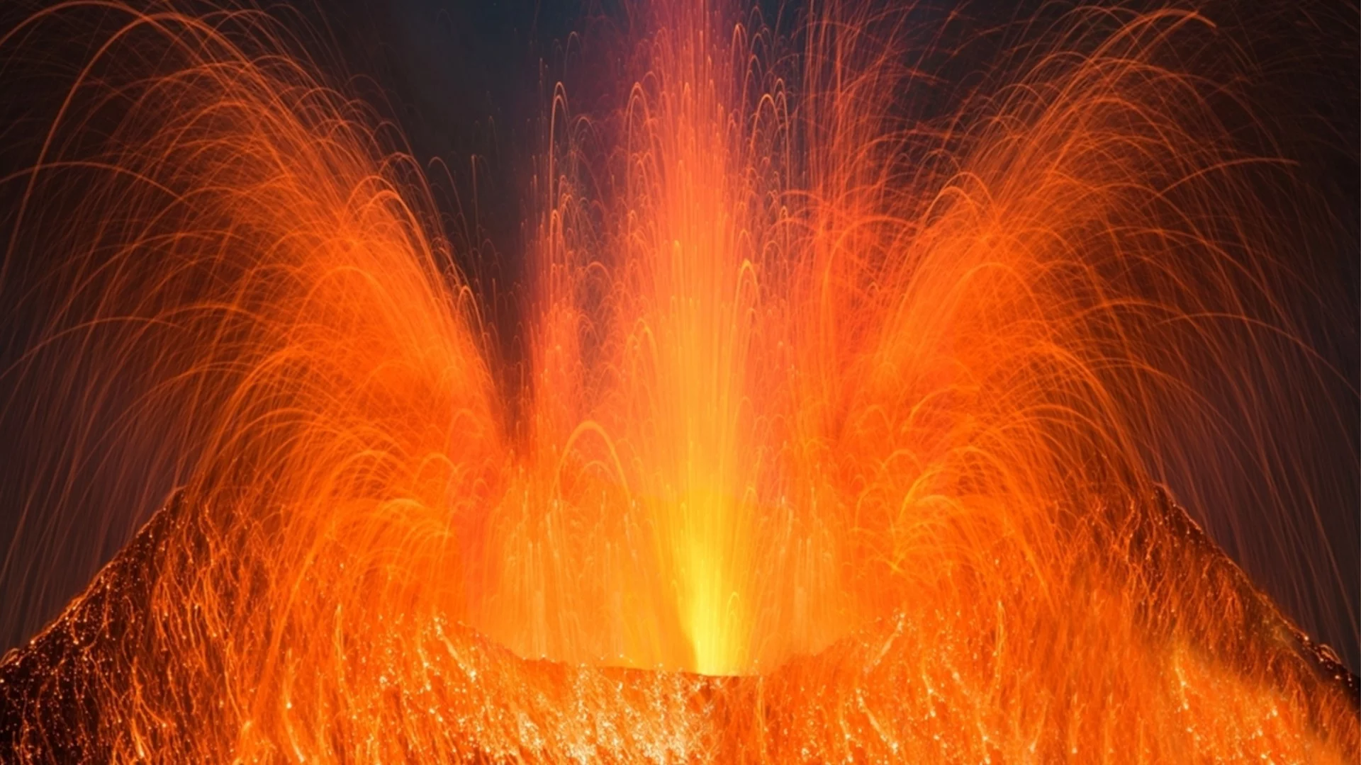 Събуди се вулканът Килауеа, изхвърли лава на половин километър в небето (ВИДЕА)