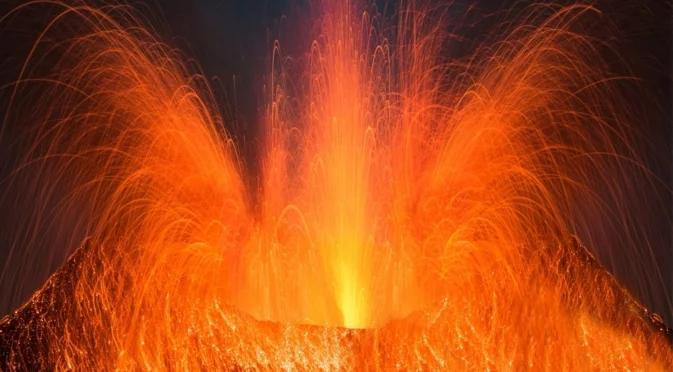 Събуди се вулканът Килауеа, изхвърли лава на половин километър в небето (ВИДЕА)