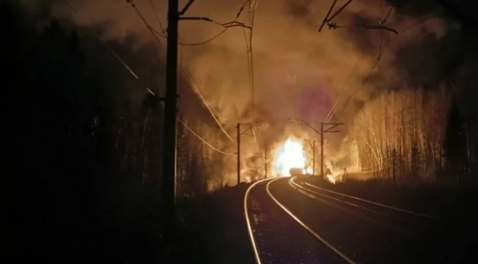 В Русия: Вагони-цистерни с газ дерайлираха и горят зловещо (ВИДЕО) 