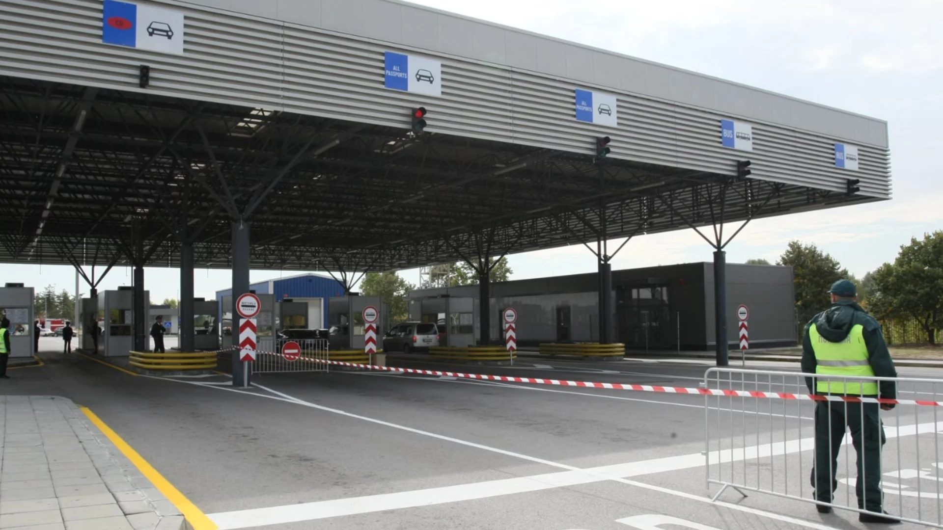 Нов граничен пункт за милиарди стои затворен