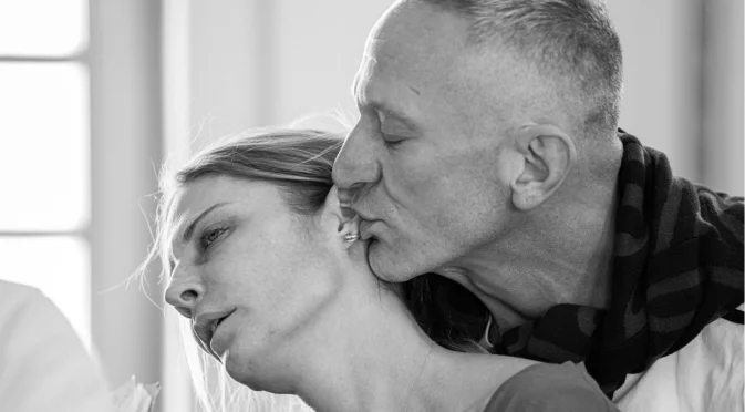 Звездите на Народния театър разкриват фалшивия блясък и варварството на богатото семейство в "Глембаеви"