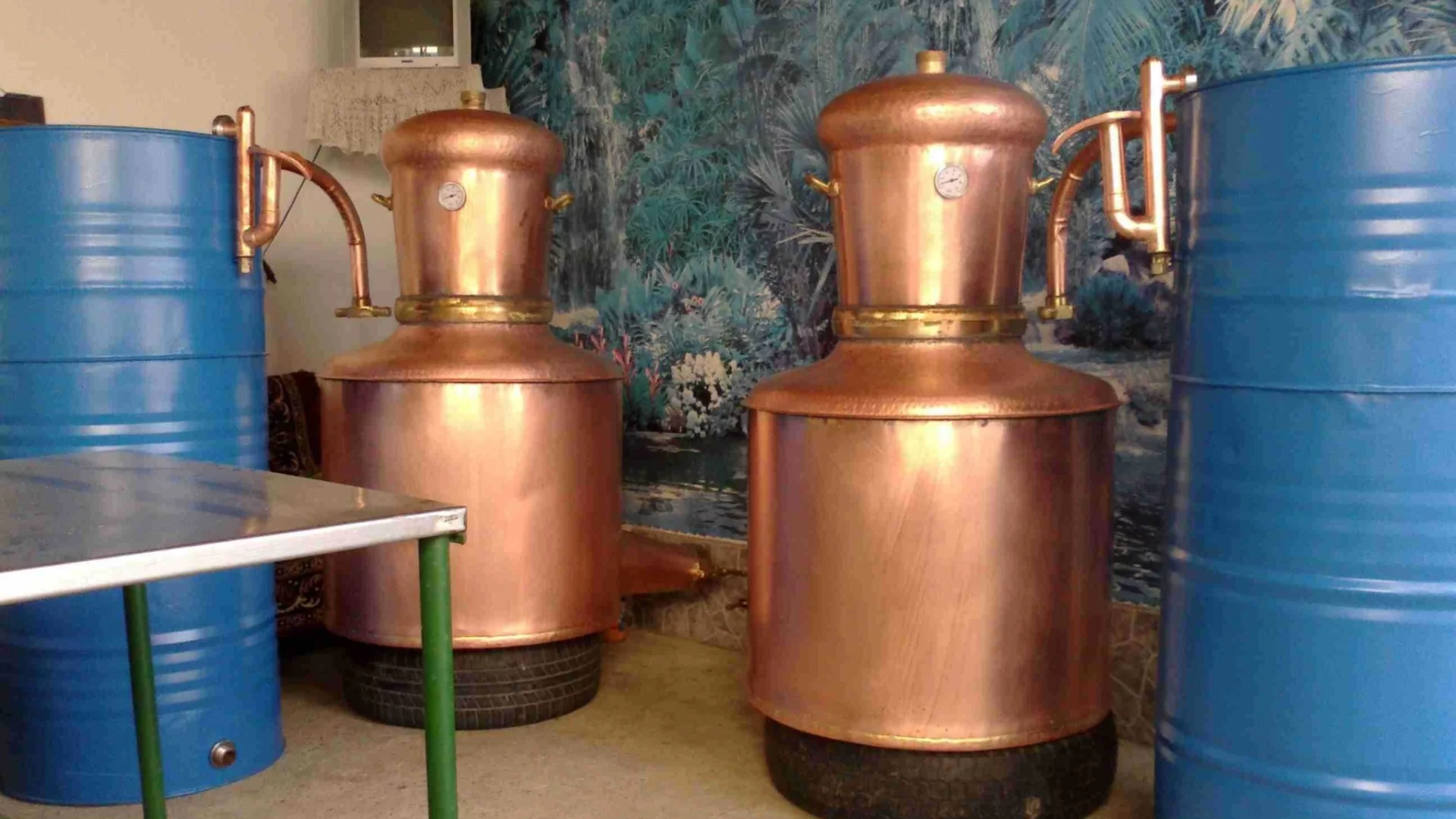 Варил незаконно ракия: Иззеха от мъж алкохол без бандерол