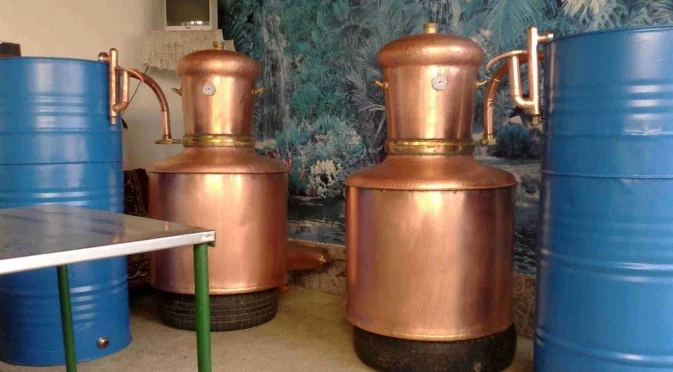 Варил незаконно ракия: Иззеха от мъж алкохол без бандерол