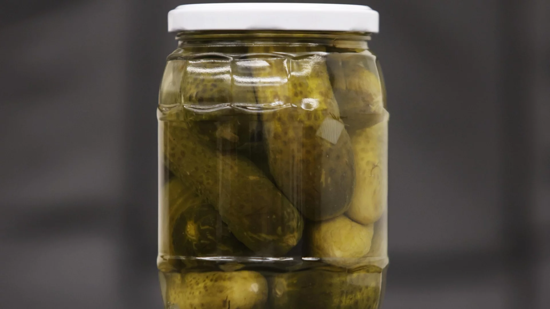 На косъм от трапезата ни: Отровни ядки, краставици с парацетамол и риба с живак