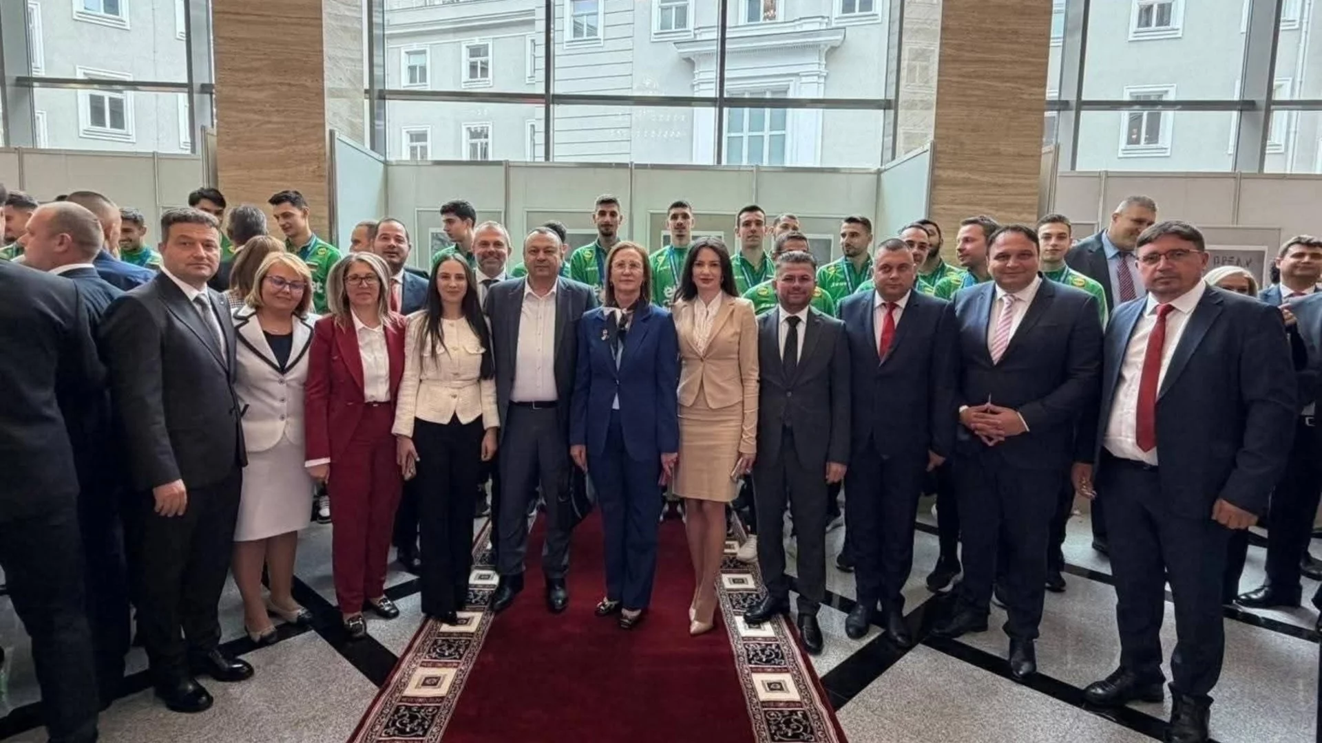 А защо депутатите не се снимат с българските национали по футбол?