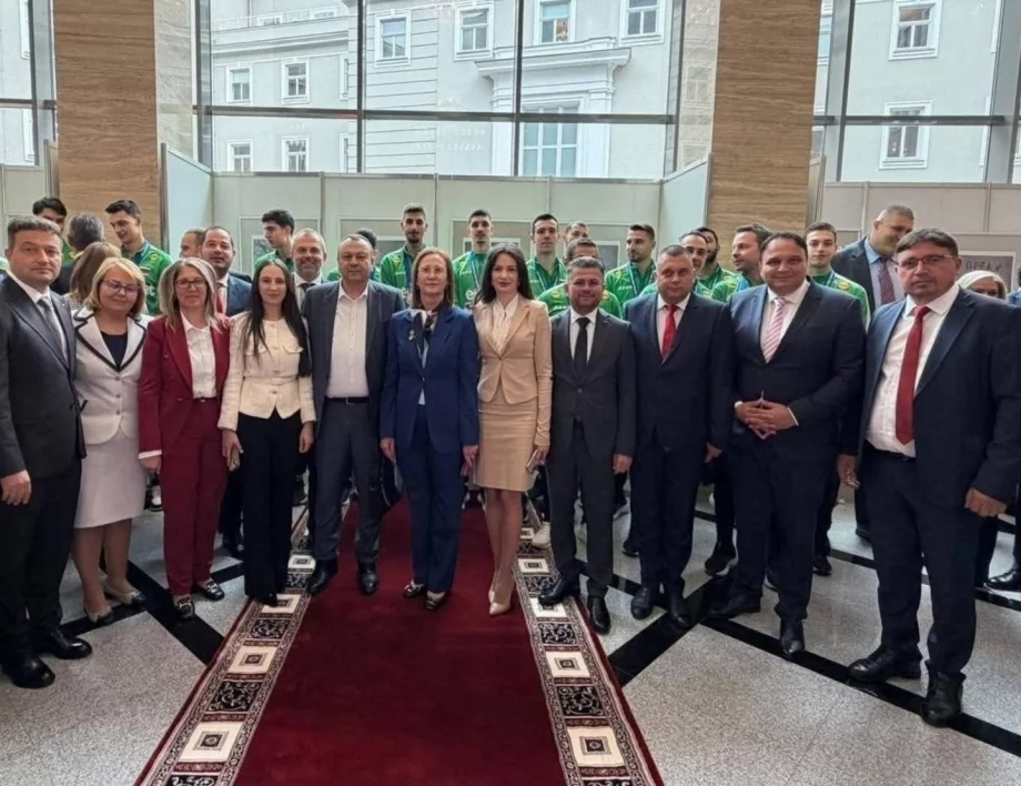 А защо депутатите не се снимат с българските национали по футбол?