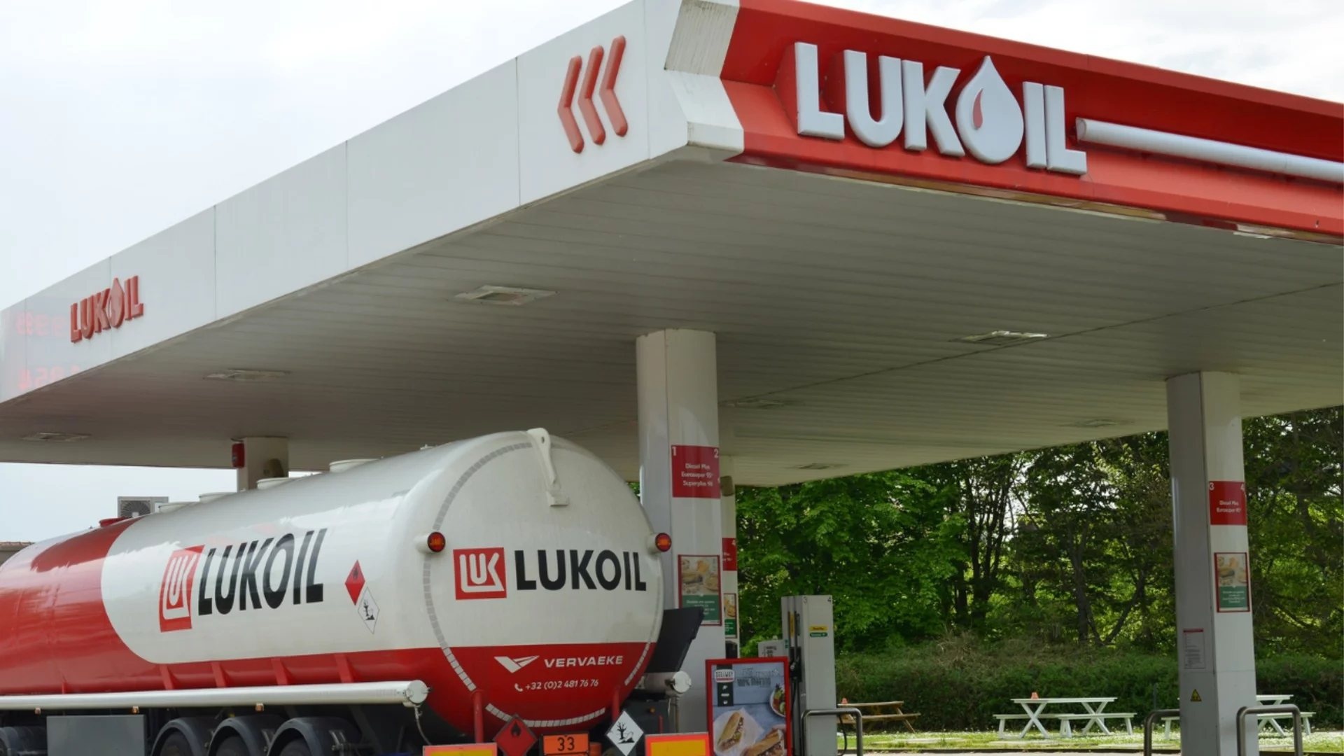 Бензиностанции на "Лукойл“ ще бъдат затворени заради американските санкции