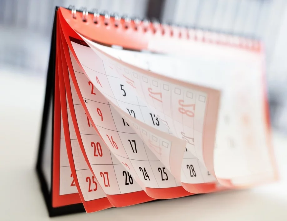 След бонуса почивни дни: Възможните отпуски по коледно-новогодишните празници за 2025 г.