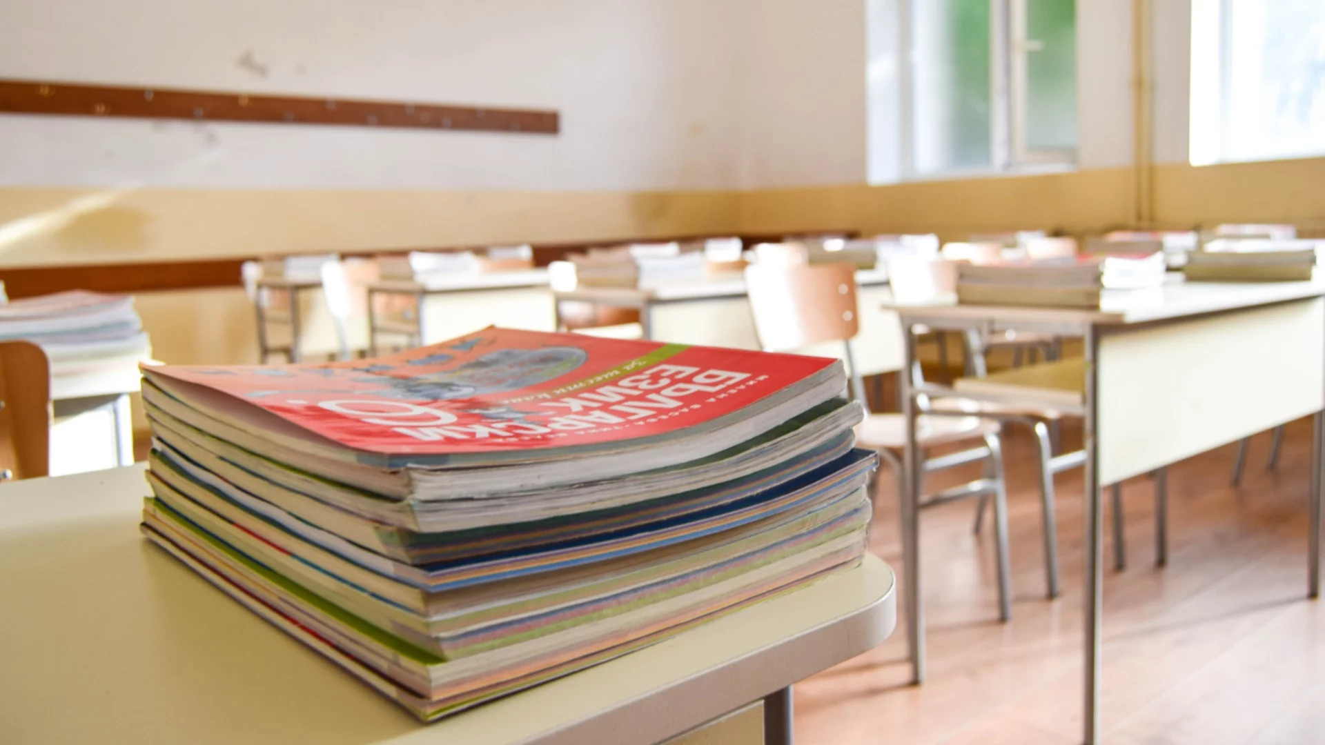 Отпуснаха пари за подобряване на ИТ-уменията на учениците и за... поддържане на традициите