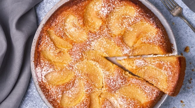 Ароматен кекс с ябълки и канела, който се приготвя за минути