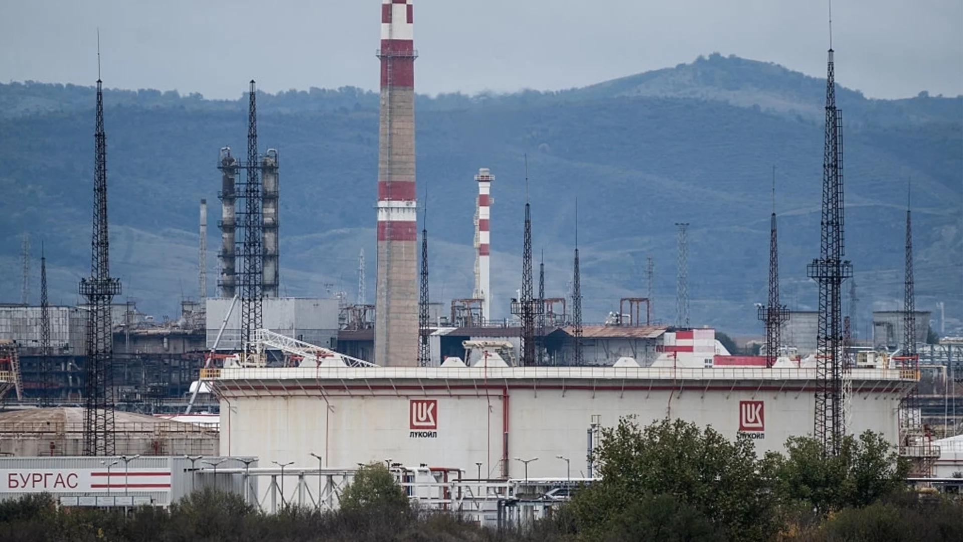 "Молдова действа, България получи дерогация": В Румъния се питат какво ще правят с "Лукойл"