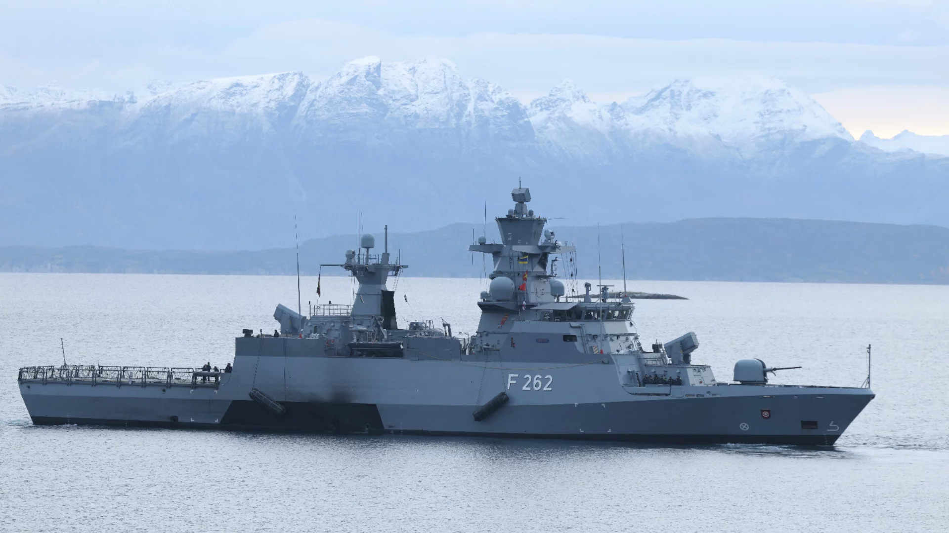 Руски шпионски кораб рискува Великобритания да го обстреля: Предупреждение от Лондон (ВИДЕО)