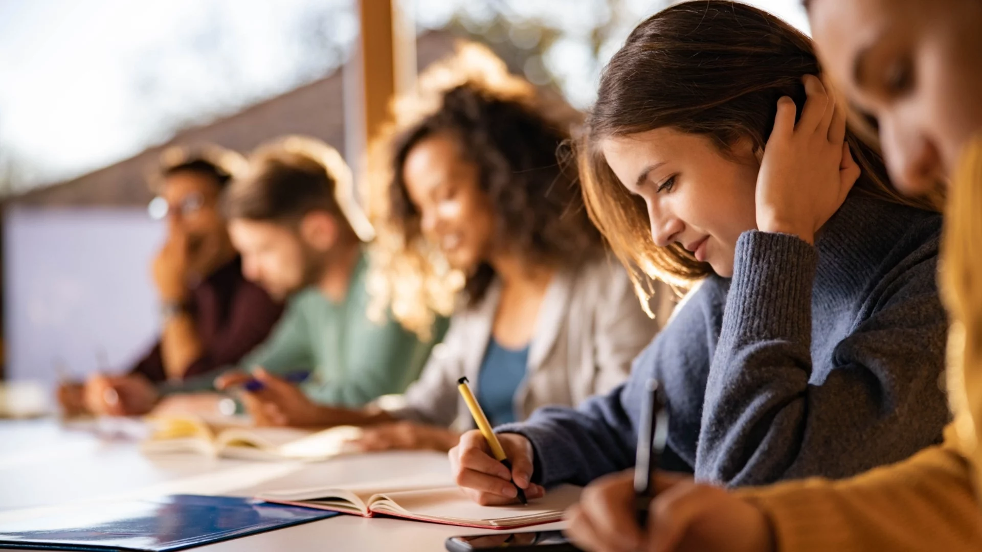 Отпуснаха милиони за стипендии в училища с високи резултати на матурите