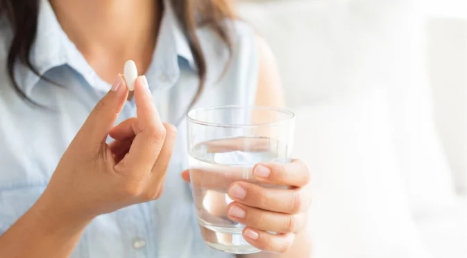 Лекари предупреждават: Тази популярна комбинация от добавки тихо разрушава костите ви