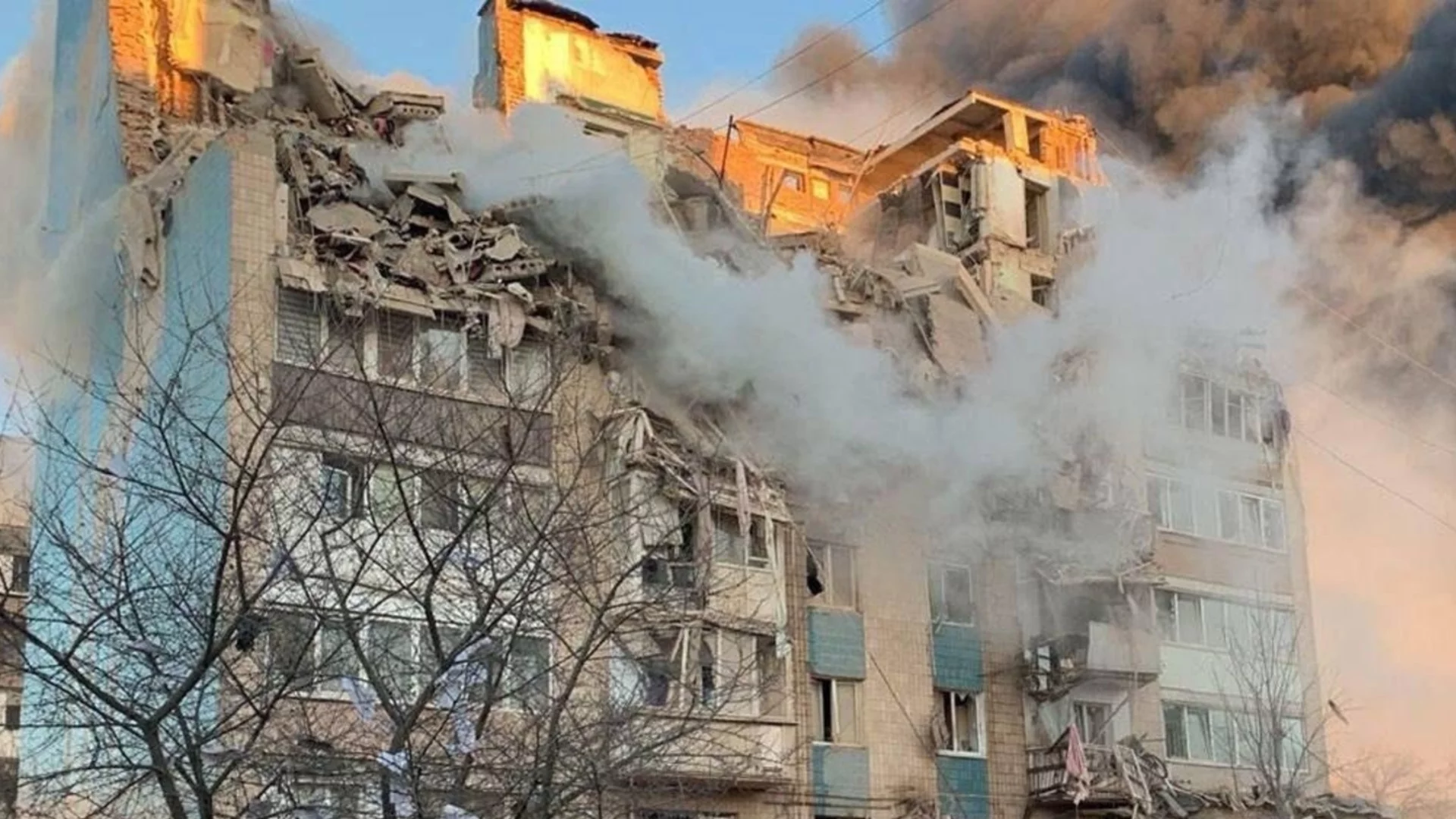 С 20-годишен младеж под развалините в Тернопол спасителите поддържат връзка цял ден след руския удар (ВИДЕА, СНИМКИ)