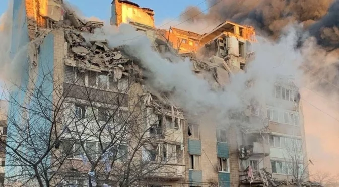 С 20-годишен младеж под развалините в Тернопол спасителите поддържат връзка цял ден след руския удар (ВИДЕА, СНИМКИ)