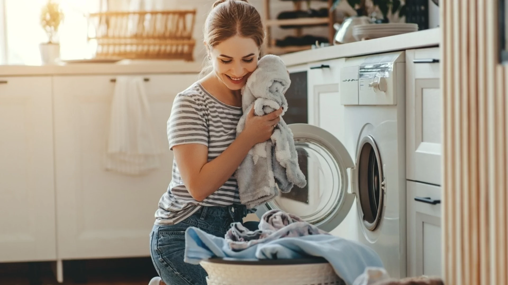 Добавете 2 супени лъжици в барабана вместо омекотител - прането ухае, а пералнята е чиста