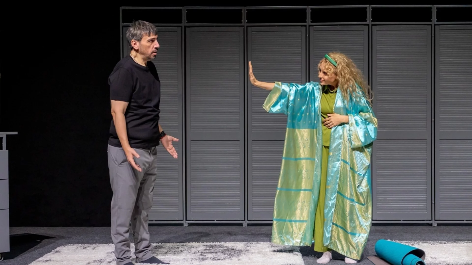 Пълна зала и дълги аплодисменти на премиерата на "Оставам за малко" в Театър Artvent