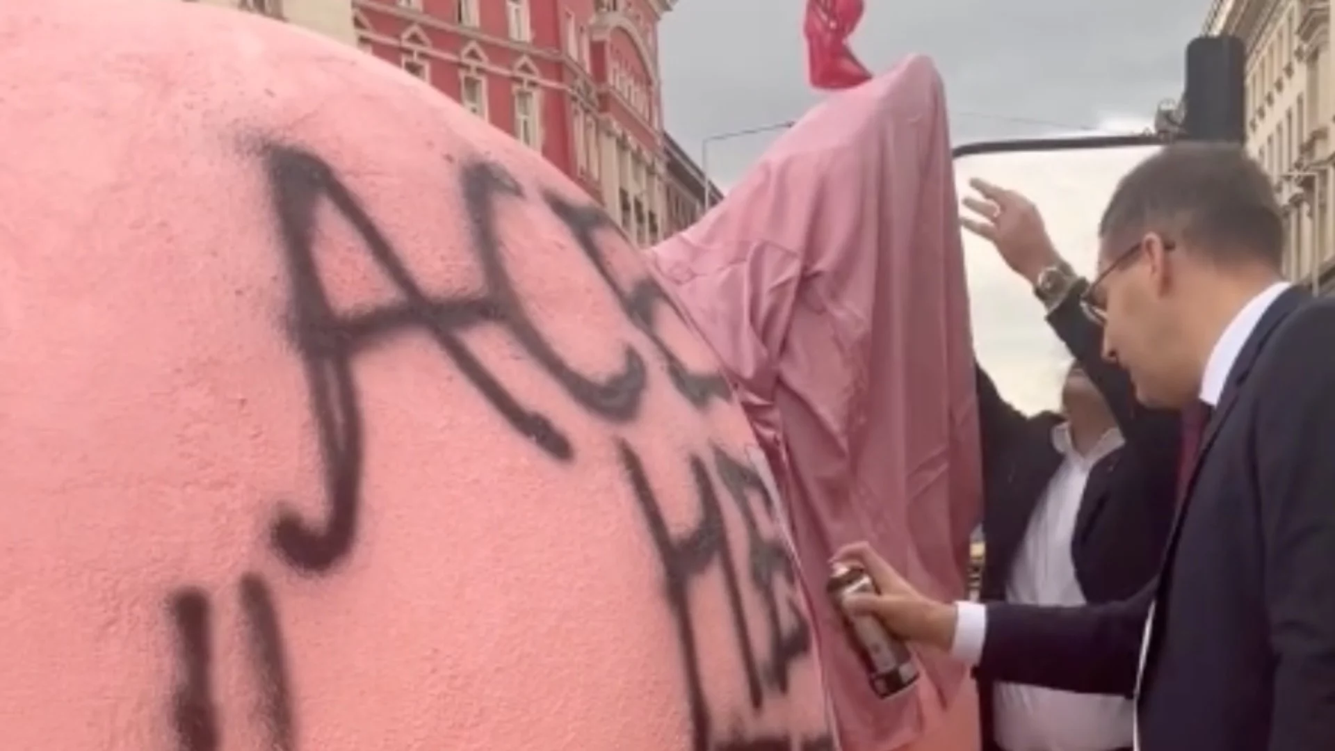 Пеевски се припозна в прасето-касичка пред парламента и изпрати депутат да го надраска (ВИДЕО)