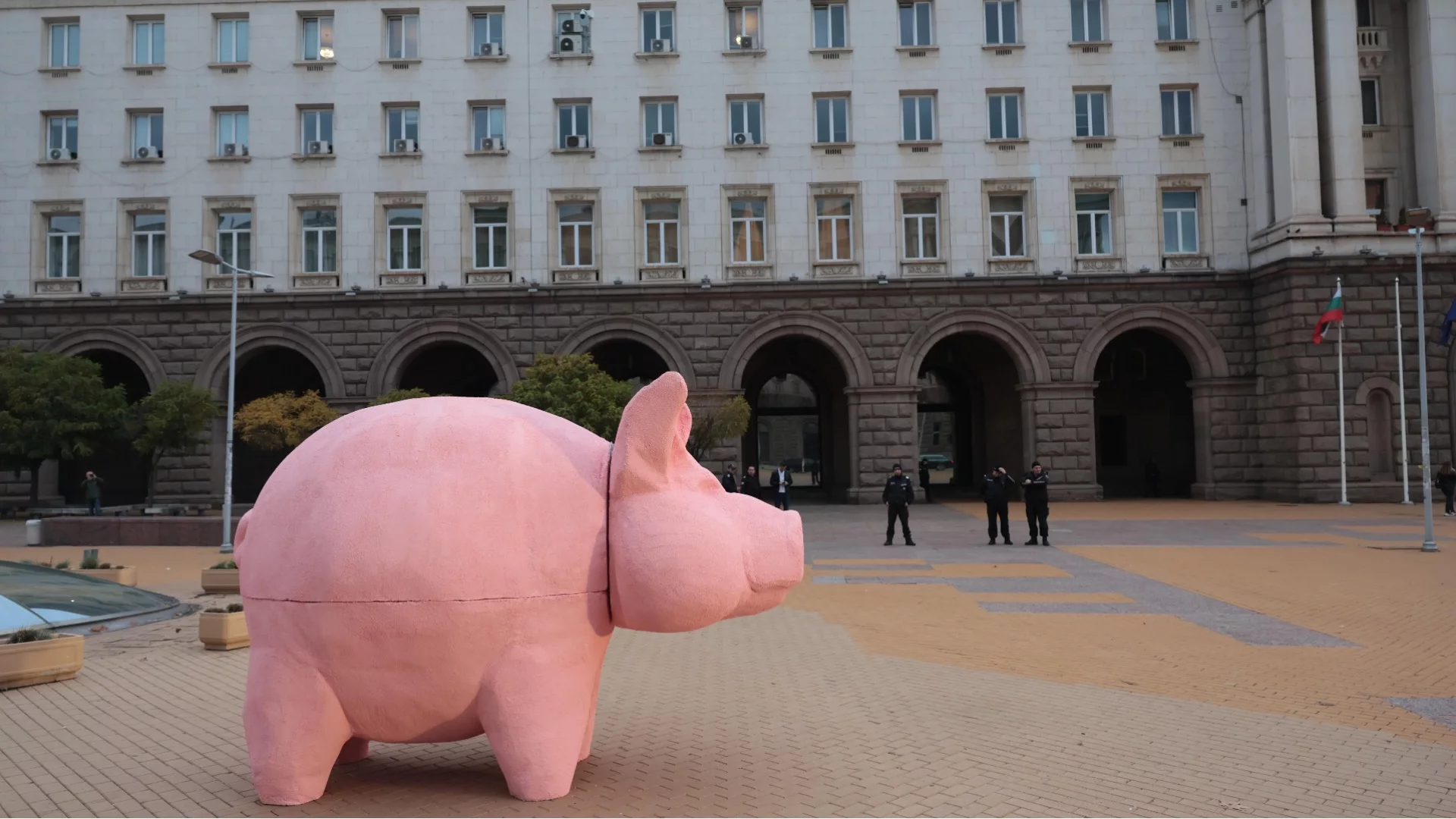 Скандал в пленарна зала за прасето-касичка пред парламента (СНИМКИ