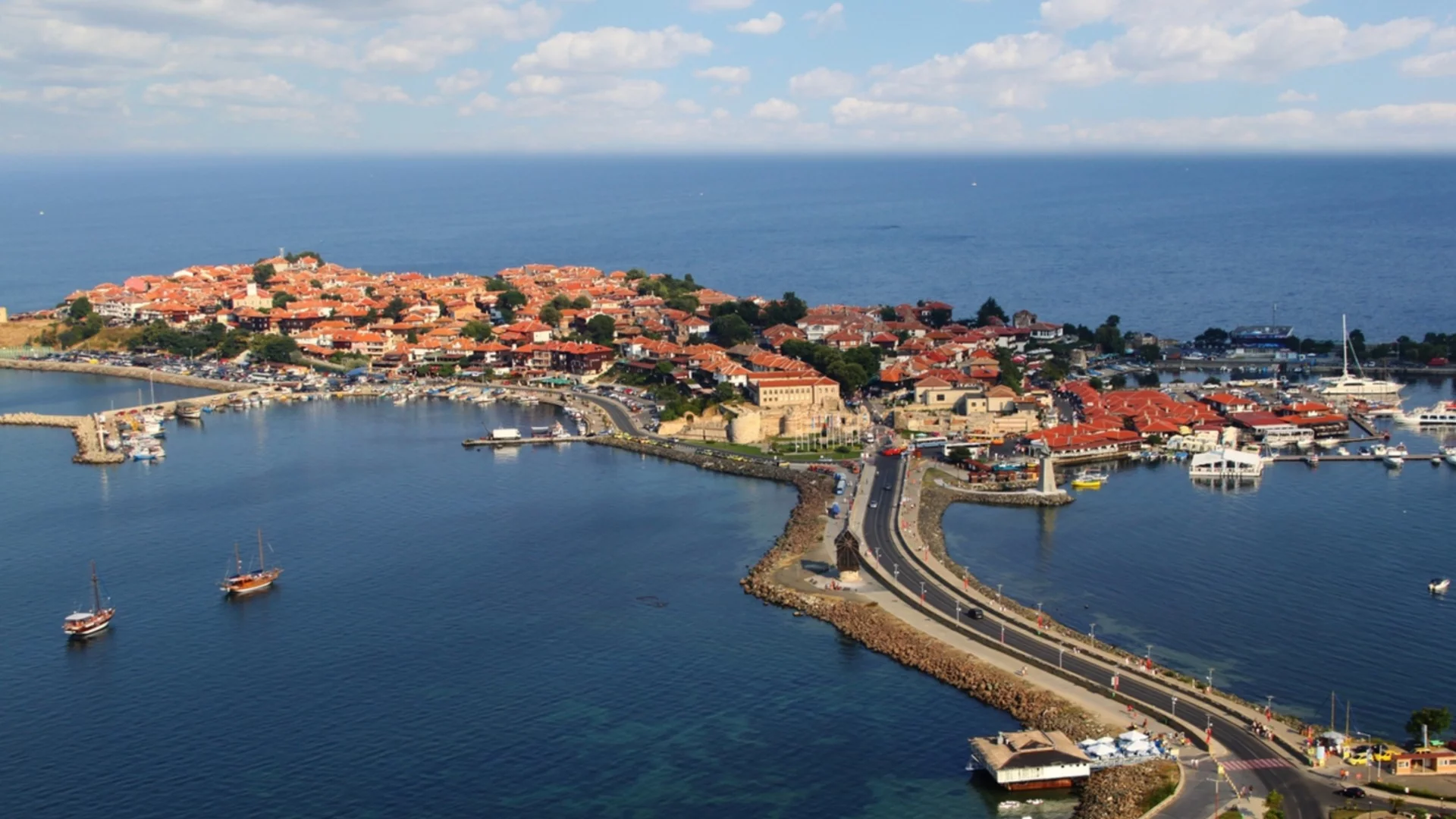 Искат туристическият сезон по морето да почва през април