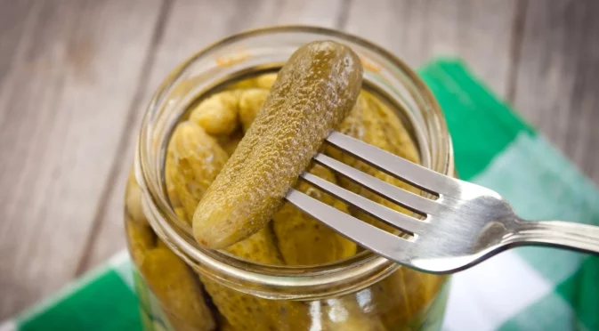 Съмнителни корнишони от Индия: Разказ как не стигнаха до българската трапеза заради механизъм на ЕС