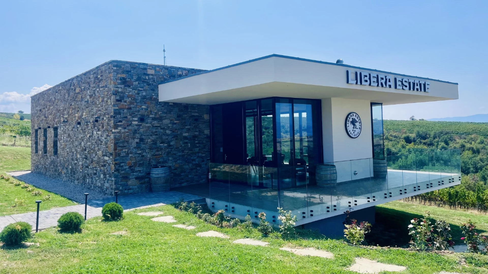 Винена дегустация сред лозята в Libera Estate