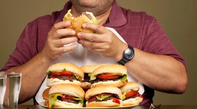 Заради глупост: Не оцеля младият мъж, погълнал цял бургер