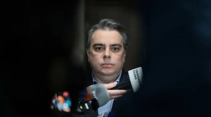 Ново увеличение на данъците ще пълни "прасе-касичката" на Пеевски: Предупреждение от Асен Василев