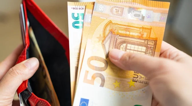 Двоен аршин в държавата: В КЗК заплатите хвърчат нагоре с 33%