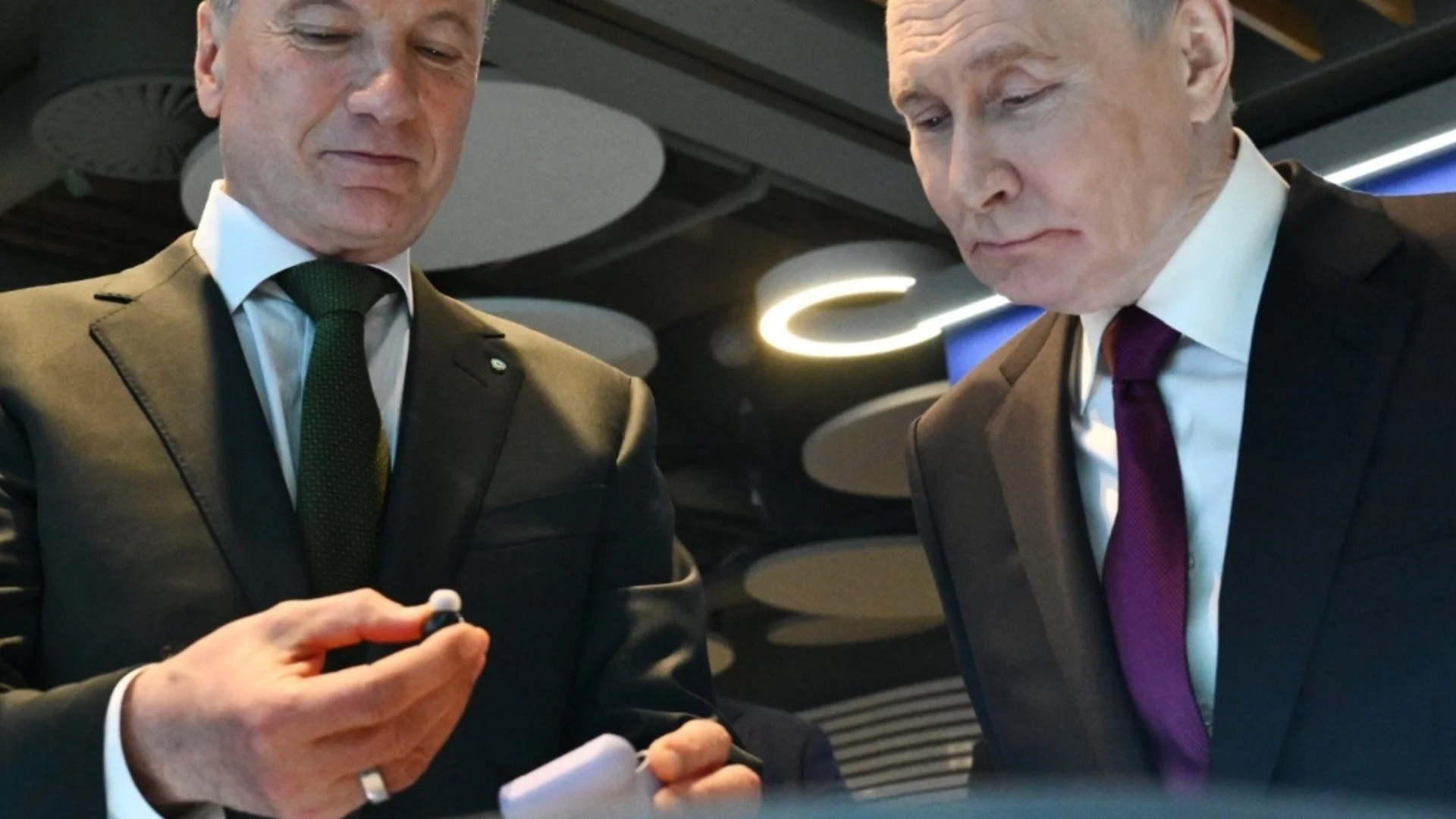 Новина за човешкото безсмъртие зарадва Путин в ефир. Възрастта обаче все повече му личи (ВИДЕО)