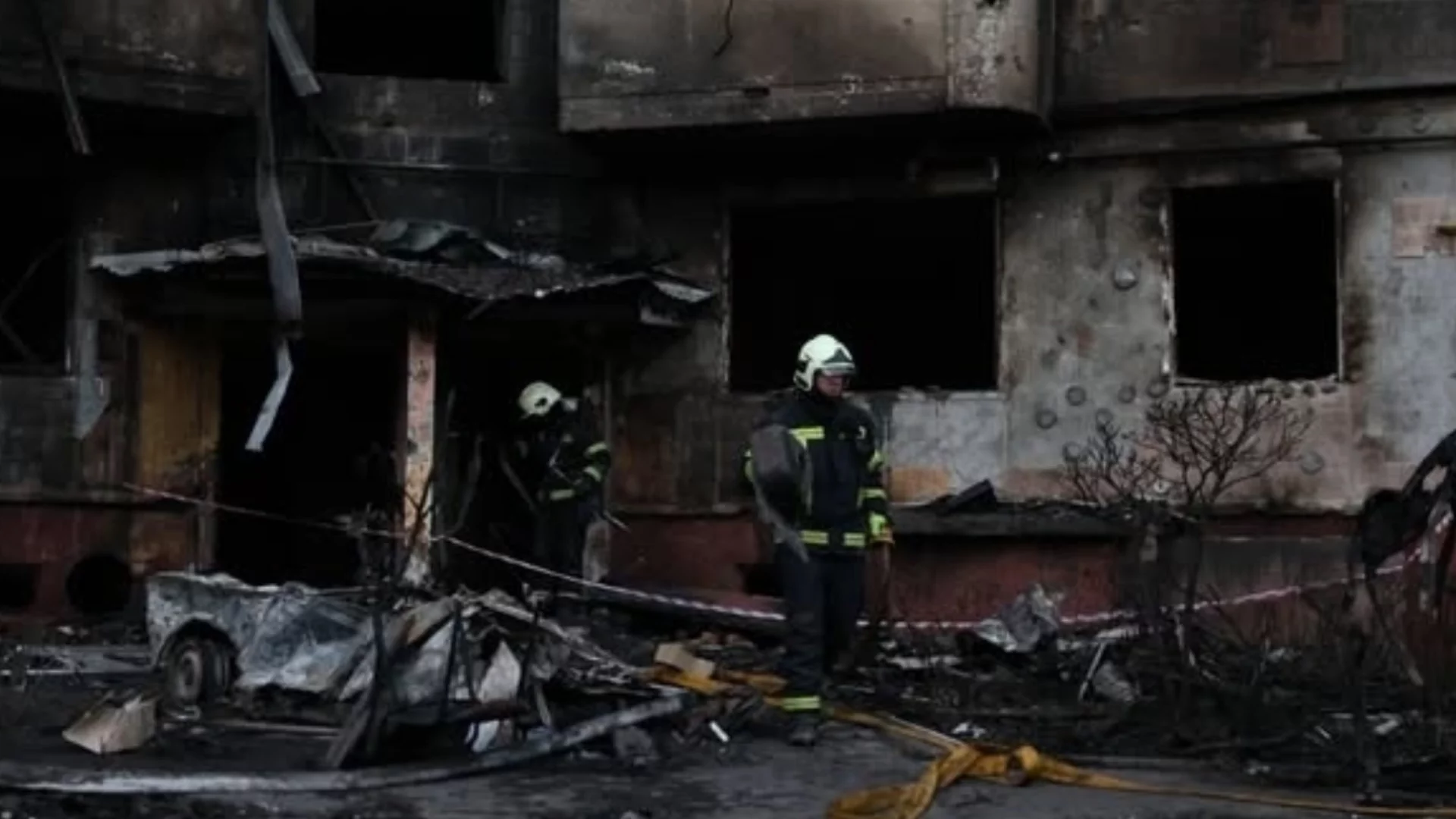 Десетки ги няма: В Тернопол търсят хора под развалините след руския ракетен удар (ВИДЕО)