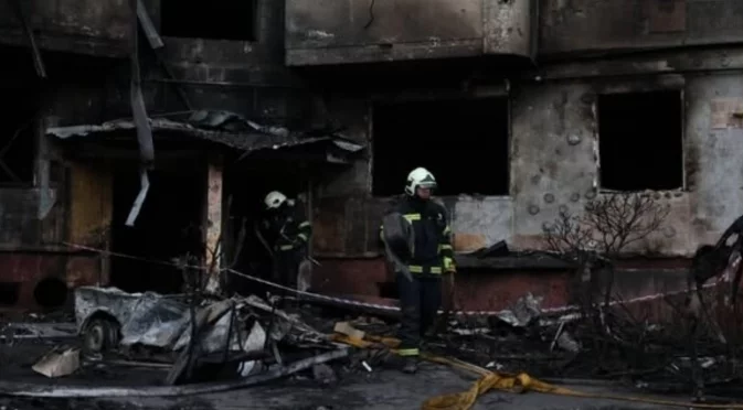 Десетки ги няма: В Тернопол търсят хора под развалините след руския ракетен удар (ВИДЕО)