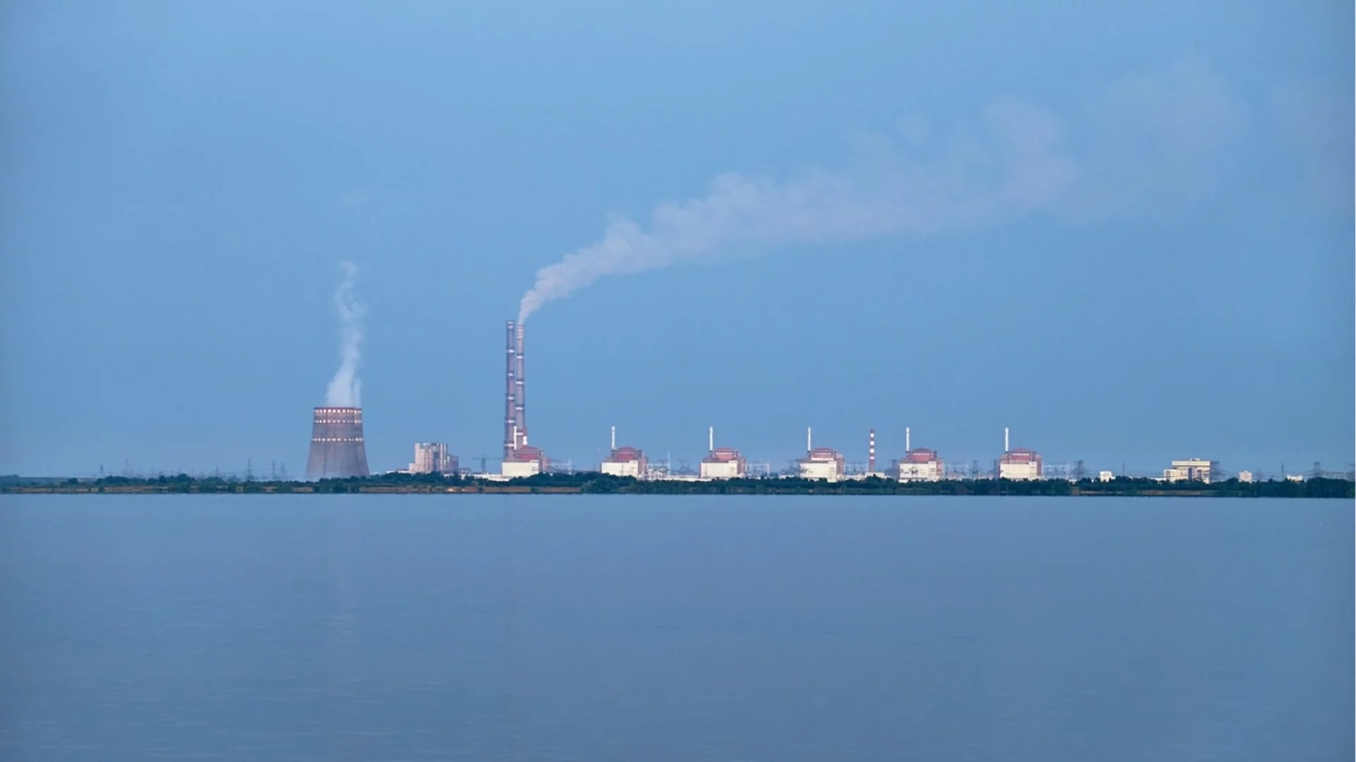 Трите действащи АЕЦ в Украйна намалиха производството си след руски атаки